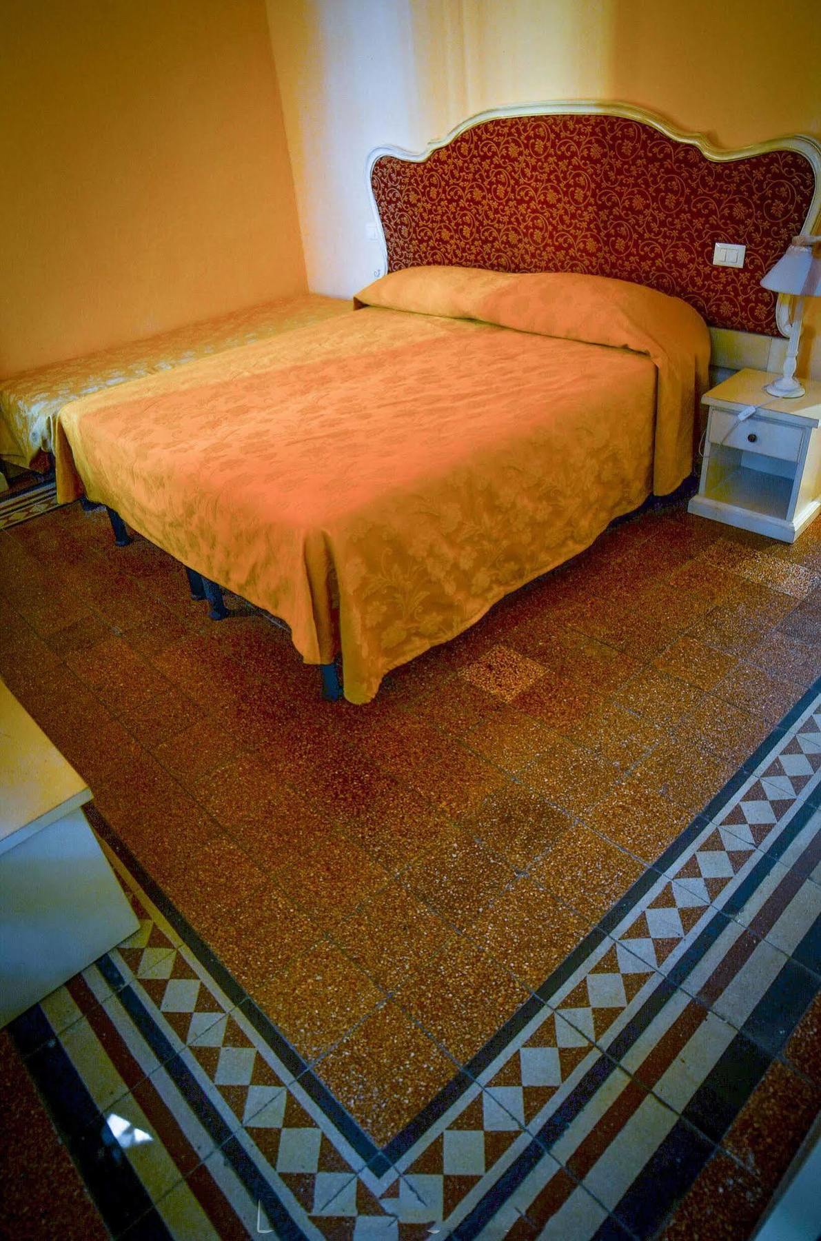 Galileo Hotel *